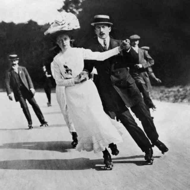 Roller skating in style, 1909.