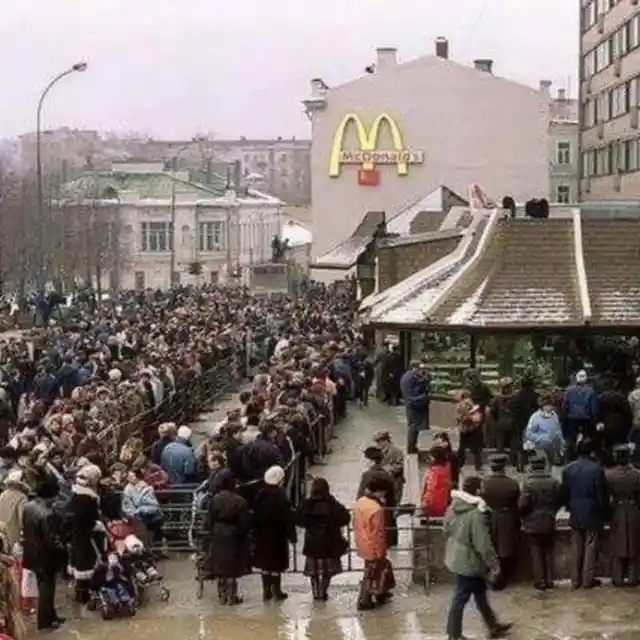 The first McDonalds in Moscow on opening day, 1990. It was the largest McDonald’s in the world at the time, with seating for 900 and a staff of 600 workers.