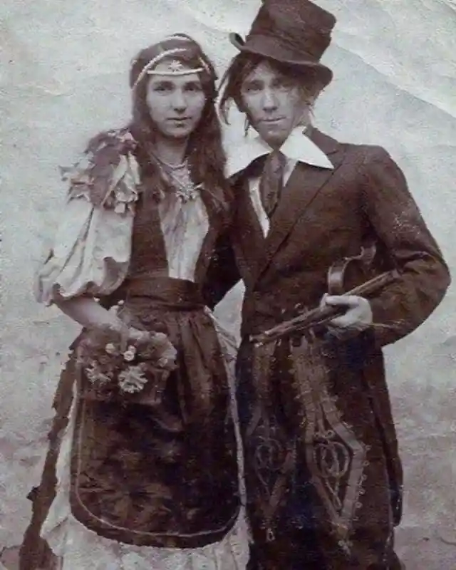 A young Romani couple from the 1890s.