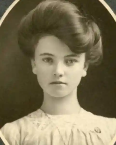 A pretty 'Gibson Girl' named Eva Mae "Doll" Copple from Nebraska, early 1900s.