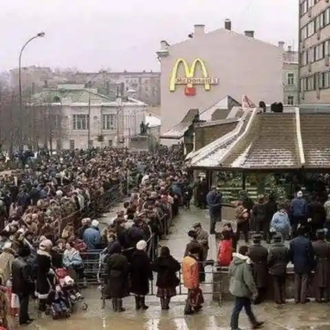 The first McDonalds in Moscow on opening day, 1990. It was the largest McDonald’s in the world at the time, with seating for 900 and a staff of 600 workers.