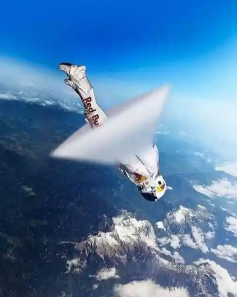Felix Baumgartner becoming the first skydiver to break the speed of sound, reaching a speed of 833.9mph. Wow!