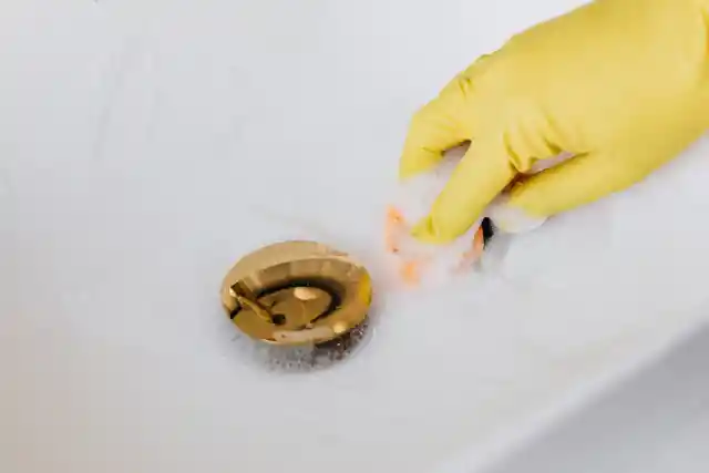 Cleaning a kitchen sink drain